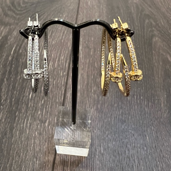 18K White gold plated Nail inside/outside cubic zirconia hoop earrings 3… - Picture 5 of 6